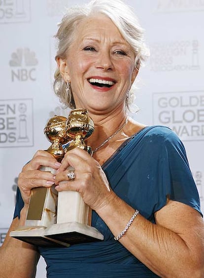 La actriz britnica Helen Mirren posa sonriente con los dos galardones a la mejor actriz que ha recibido, tanto en un largometraje (por &#39;The Queen&#39;), como en una serie televisiva (por &#39;Elizabeth I&#39;).