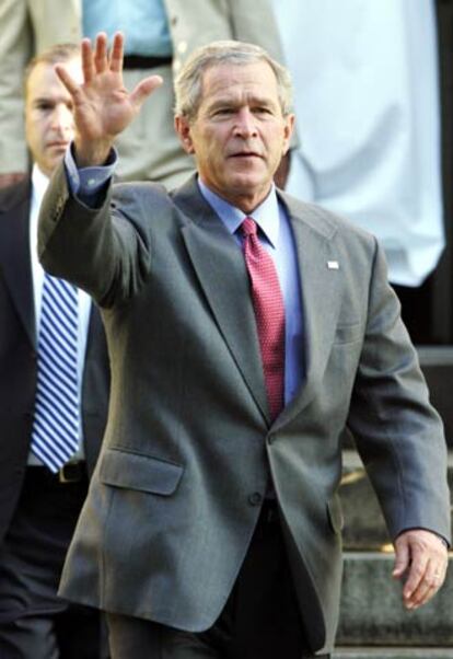 George W. Bush sale de una iglesia ayer en Washington.