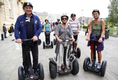Un grupo de turistas extranjeros recorre las calles de San Sebastián en patinetes eléctricos.