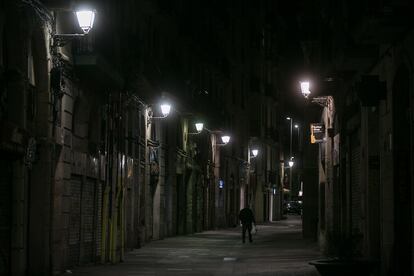 La calle Tallers de Barcelona, minutos despues del inicio del toque de queda.