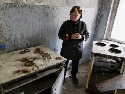 Una superviviente del accidente nuclear posa en su vivienda 30 años después.