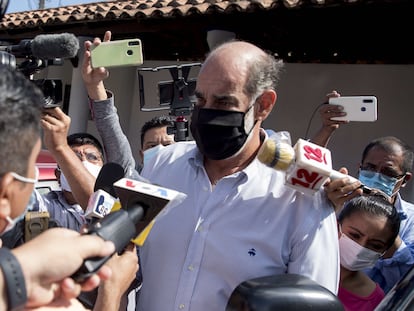 El empresario Michael Healy, presidente del Consejo Superior de la Empresa Privada (COSEP), habla a medios de comunicación antes de ser detenido al salir del ministerio público, en Managua.