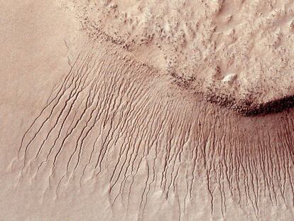 Zona de la superficie marciana en las que se puede comprobar una serie de huellas que demuestran la evidencia de corrientes de agua líquida. Los científicos creen que esta materia vital para la existencia de vida corre por la superficie del planeta rojo durante los meses de verano