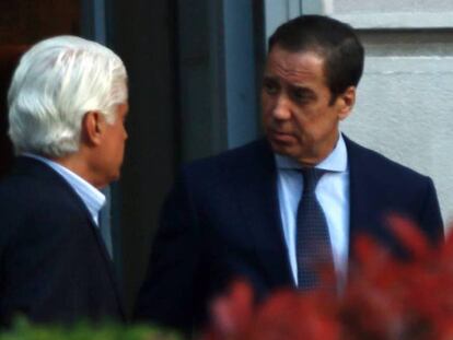 El abogado uruguayo Fernando Belhot y el expresidente de la Generalitat Valenciana Eduardo Zaplana, en Madrid, el pasado abril.