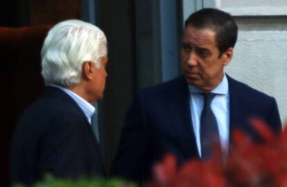 El abogado uruguayo Fernando Belhot y el expresidente de la Generalitat Valenciana Eduardo Zaplana, en Madrid, el pasado abril.