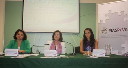 La consejera de Salud andaluza, María José Sánchez Rubio, (en el centro) durante la presentación del protocolo en Sevilla.