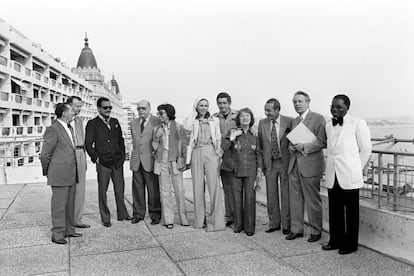 Na imagem (a partir da esq.), o júri do Festival de 1977, formado pelo produtor Anatole Dauman, o diretor Gilles Jacob, o escritor espanhol Carlos Fuentes, o cineasta e presidente do júri Roberto Rossellini, o escritor francês Benoite Groult, a atriz a Suíça Marthe Keller, o diretor francês Jacques Demy, a crítica norte-americana Pauline Kael, Yuri Ozerov, da União Soviética, o presidente do Festival, Robert Favre Le Bret e o togolês N’Sougan Agblemagnon.