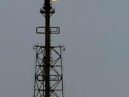 Torre de una refinería de crudo en Venezuela.