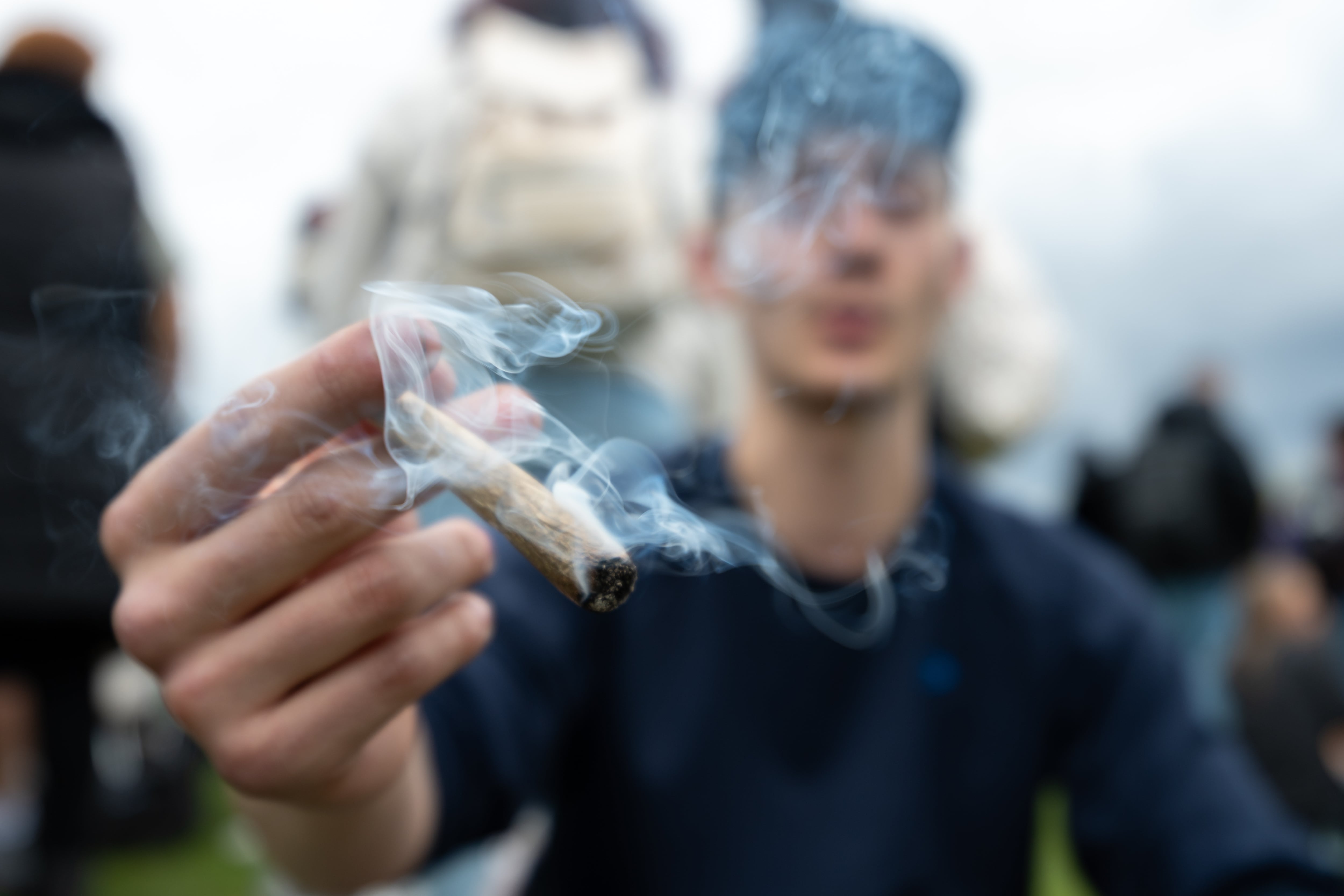 El cannabis aumenta el riesgo de brotes psicóticos, pero su legalización no siempre tiene las mismas consecuencias