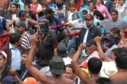 El líder del Ejercito Zapatista de Liberación Nacional camina enmascarado por Paseo de la Reforma de México DF durante la protesta.