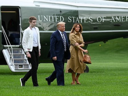 El presidente Donald Trump, la primera dama Melania Trump y el hijo de ambos, Barron, a su llegada a la Casa Blanca el domingo.