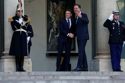 El presidente francés, Emmanuel Macron, da la bienvenida al secretario general de la OTAN, Mark Rutte.