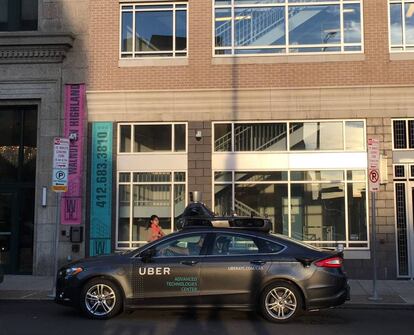 Un veh&iacute;culo de la marca UBER en Pittsburgh (Pensilvania).