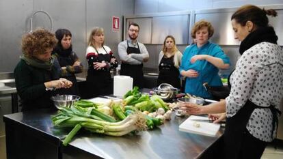 Anna Mayer y sus alumnos en uno de sus cursos