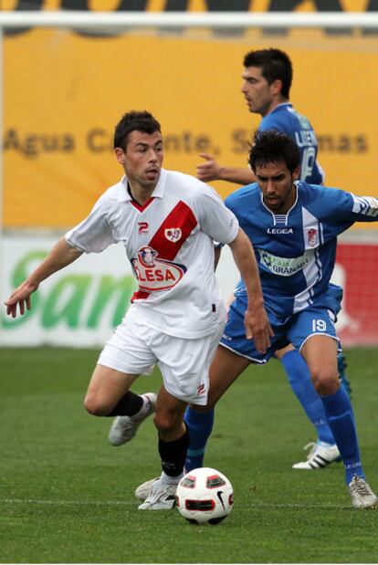 Javi Fuego, en un partido del Rayo frente al Granada.