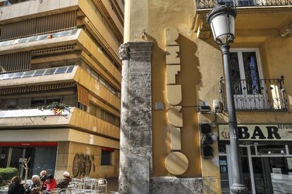 Los refugios antiéreos de los barrios de Valencia se construían gracias a las aportaciones de los vecinos. En las calles adyacentes se colocaban señales que indicaban su ubicación. Hoy todavía se conservan algunas, como ésta en un bar de la Plaza de Tetuán.