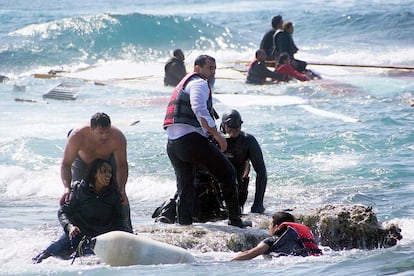 El accidente se produjo cuando por motivos desconocidos la embarcación quedó varada en las rocas, cerca de la playa de Séfiros, y posteriormente se hundió. En la imagen, varias personas colaboran en el rescate de los inmigrantes en la isla griega de Rodas.