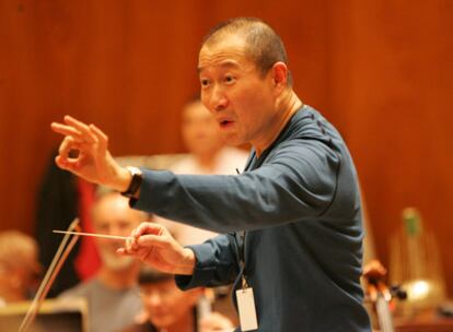 Tan Dun mientras dirigía ayer el ensayo de la Orquesta Sinfónica de Bilbao (BOS).