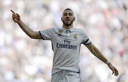 Karim Benzema celebra el primer gol del club blanco.