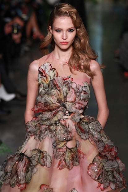 La propuesta de alta costura del diseñador libanés Elie Saab para la temporada primavera/verano 2015 va desde elegantes vestidos largos dignos de cualquier alfombra roja hasta modelos más cortos, pero siempre distinguidos. El creador apostó por los relieves con motivos florales y vegetales.