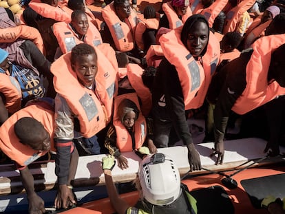 Un grupo de personas abordaban en el barco Ocean Viking, de la ONG SOS Mediterranée y uno de los que está a la espera de amarrar en Italia, el 25 de octubre.