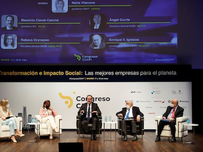 La presidenta de Ceapi, Núria Vilanova; Rebeca Grynspan; Mauricio Claver-Carone; Enrique V. Iglesias, y el secretario general de la OCDE, Angel Gurría, este lunes en Madrid.