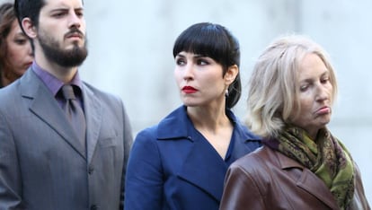 Noomi Rapace (centro) en 'Siete hermanas'.