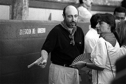 8 de julio de 1990. Juan Roldán apunta con una pistola de agua en la plaza de toros de Pamplona durante los sanfermines.