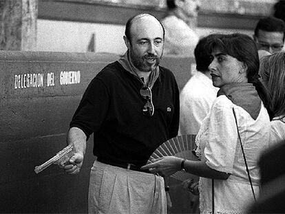 8 de julio de 1990. Juan Roldán apunta con una pistola de agua en la plaza de toros de Pamplona durante los sanfermines.