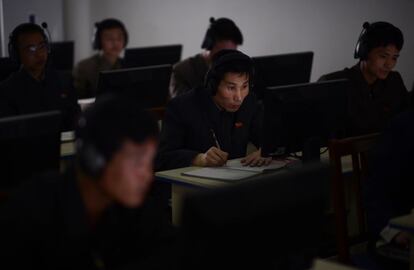 Un grupo de trabajadores, frente a sus ordenadores en la factoría de textil en Pyongyang.