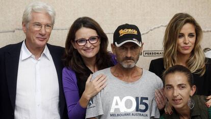 Richard Gere y su pareja Alejandra Silva asisten con Mónica Oltra, vicepresidenta de la Generalitat Valenciana a un pase de la película 'Invisibles' organizado por Rais Fundación, a finales de 2016.