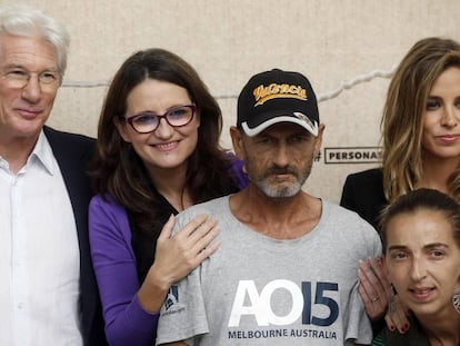 Richard Gere y su pareja Alejandra Silva asisten con Mónica Oltra, vicepresidenta de la Generalitat Valenciana a un pase de la película 'Invisibles' organizado por Rais Fundación, a finales de 2016.