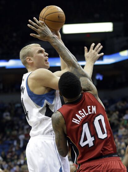 Udonis Haslem intenta taponar el lanzamiento de Greg Stiemsma.