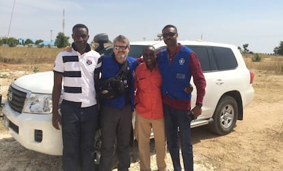 Pablo Yuste, segundo por la izquierda, en Nigeria.