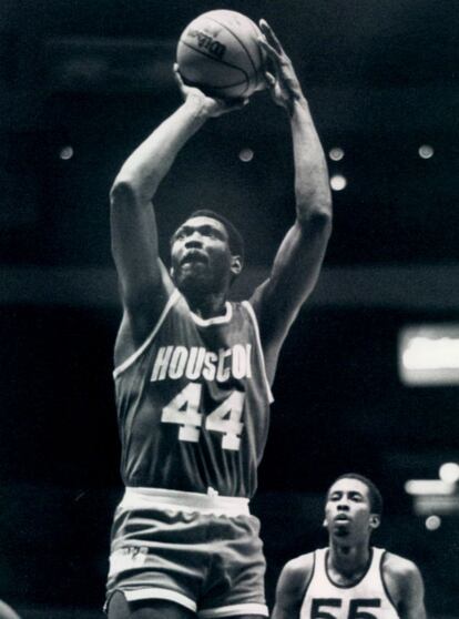 Elvin Hayes (9º máximo anotador de la NBA con 27.313 puntos), en un partido con Houston en 1971.