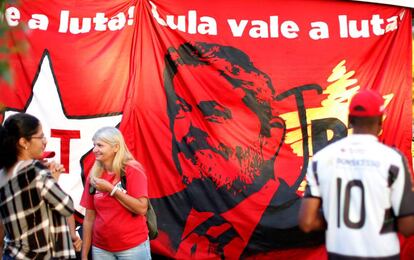 Apoiadores do ex-presidente Lula nesta quarta, próximos a sede da Polícia Federal, em Curitiba.