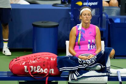 Azarenka medita durante el partido contra Serena en la pista central de Nueva York.