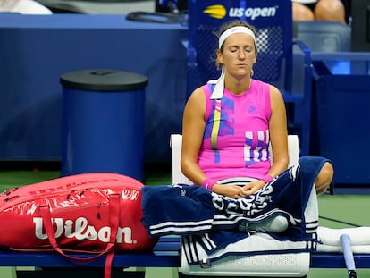 Azarenka medita durante el partido contra Serena en la pista central de Nueva York.