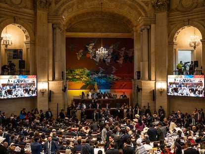 Legisladores asisten a una sesión del Congreso en el Capitolio Nacional en Bogotá