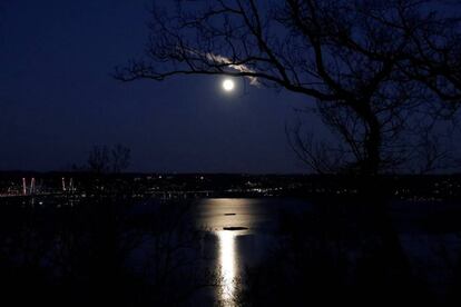 La superluna reflejada en el río Hudson en Nyack, Nueva York (EE UU), el 1 de enero de 2018.