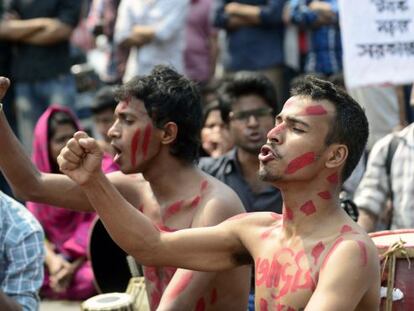 Activitas bangladeshíes protestan por el asesinato de Avijit Roy.