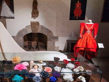 El vestido de novia y otros modelos de Carmen Mateu forman parte de la exposición en el Castell de Peralada.