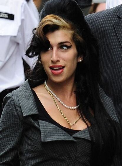 Tras un matrimonio, infidelidades y un divorcio, Amy Winehousey su ex, Blake Fielder-Civil vuelven a "estar casados", al menos en Facebook. Según contactmusic, ambos, que chatean desde su sonado divorcio, han cambiado su estado civil en la red social, lo que podría indicar un regreso de la pareja.