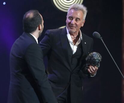 El productor Jesús Navarro recibe el Goya a la mejor película documental por 'Sueños de Sal' en la ceremonia de los Goya.