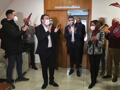 Luis Mariano Santos (tercero por la izquierda), candidato de UPL, espera los resultados electorales tras los comicios autonómicos en Castilla y León, este domingo en León.