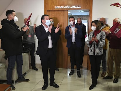 Luis Mariano Santos (tercero por la izquierda), candidato de UPL, espera los resultados electorales tras los comicios autonómicos en Castilla y León, este domingo en León.