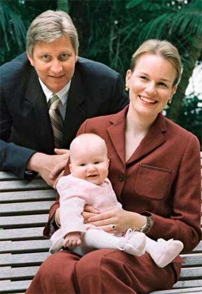 El príncipe Felipe de Bélgica, con su esposa, Matilde, y su hija, Isabel, en 2002.