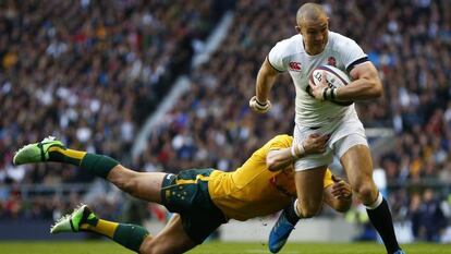 El ingl&eacute;s Mike Brown es placado por el australiano Adam Ashley-Cooper.