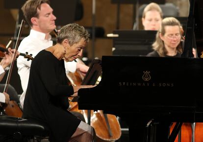 La pianista portuguesa Maria João Pires durante su actuación junto a la London Symphony Orchestra en el Palacio de Carlos V de la Alhambra.
