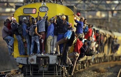 El passat 18 de setembre passatgers d'un tren a Soweto (Sud-frica) se subjecten a l'exterior de la locomotora i dels vagons.